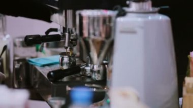 Barista beyaz eldiven taze espresso kahve fincan içine bir kahve makinesi ile yapıyor. Yakın çekim.