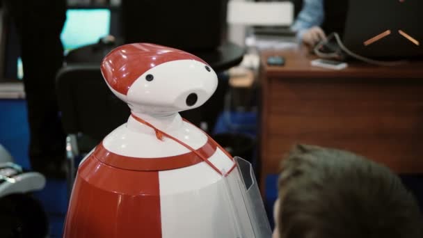5 november 2016 Ryssland, Moskva Robotics Expo. Humanoid autonom robot look med kameran tittar. 4k — Stockvideo
