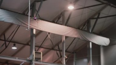 Uçak yere uçan. Yüksek hareket fuarda Quadrocopter.