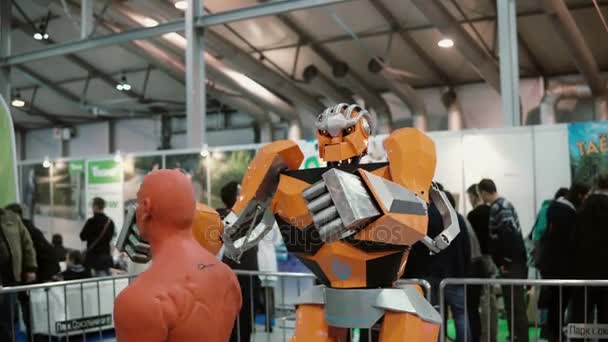 5 NOVIEMBRE 2016 RUSIA, MOSCOW Robotics Expo. El robot boxeador es bits el maniquí, multitud alrededor mirando a la competición.4K — Vídeo de stock