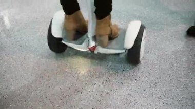 5 Kasım 2016 yılında Rusya, Moskova Robotik Expo.Close-up Segway kadın s ayakta. Scooter çemberde gider. 4k