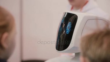 5 Kasım 2016 yılında Rusya, Moskova Robotik Expo.Close-up promobot yüz farklı duygular ile. Robot ile çocuk oyun