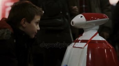 5 Kasım 2016 yılında Rusya, Moskova Robotik Expo. Özerk insansı robot, genç için seyir makine ile konuşurken çocuk