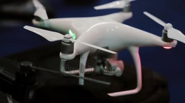 5 Kasım 2016 yılında Rusya, Moskova Robotik Expo. Yerdeki quadrocopter ayakta görmek