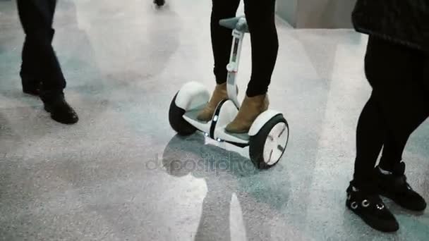 NOVEMBRE 5, 2016 RUSSIA, MOSCA Robotica Expo.Donna in sella tra la folla su Segway in mostra. 4K — Video Stock