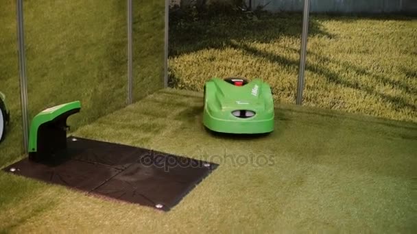 5 ноября 2016 года РОССИЯ, выставка робототехники МОСКВА. Газонокосилка робот косит зеленую траву, сам косит, умный дом. 4K — стоковое видео