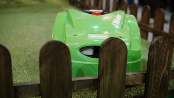 NOVEMBER 5, 2016 RUSSIA, MOSCOW Robotics Expo.Robot lawnmower in grass close-up.Machine cutting grass. 4K — Stock Video