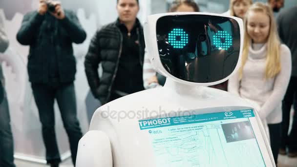 5 november 2016 Rusland, Moskou Robotics Expo. Promobot in een menigte. Het helpt mensen om te navigeren, antwoorden vragen. 4k — Stockvideo