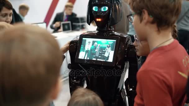 5 Kasım 2016 yılında Rusya, Moskova Robotik Expo.Girl robot Kiki ziyaretçilere, konuşurken kalabalığın içinde göstermek video üstünde perde. 4k — Stok video