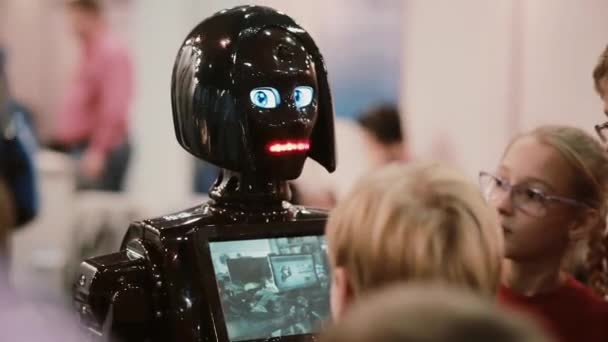 2016 年 11 月 5 日俄罗斯，莫斯科机器人展览会。关闭的女孩机器人琪琪脸在人群中，与访客交谈，显示视频 — 图库视频影像