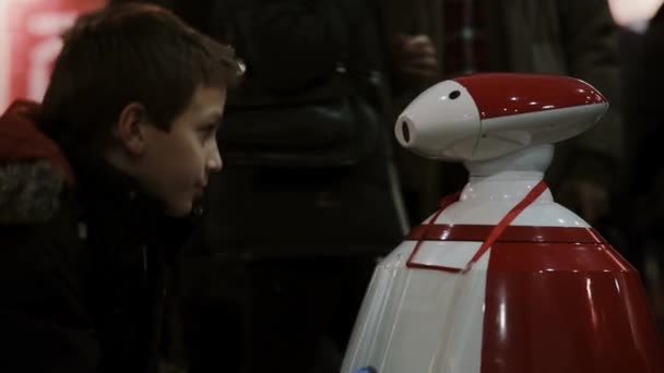 5 listopada 2016 Rosja, Moskwa robotyka Expo. Chłopak rozmawia z autonomicznych robotów humanoidalnych, maszyny chcą nastolatek — Wideo stockowe