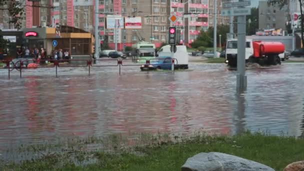 Juli 20 2016 Minsk, Vitryssland översvämning på en trafikerad väg i stadens gator efter regn med ljud. — Stockvideo