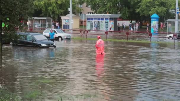 20 JULIO 2016 MINSK, BELARUS coches rotos están en la carretera después de la inundación con sonido. Trabajador de carretera en overoles — Vídeo de stock