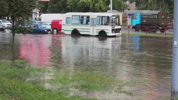 20 JULIO 2016 MINSK, BÉLARO Inundación en carretera concurrida en las calles de la ciudad después de la lluvia. El transporte urbano se detiene en el centro de la carretera . — Vídeo de stock