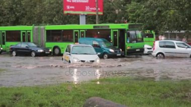 20 Temmuz 2016 Minsk, Beyaz Rusya sel şehir sokaklarında işlek bir yolda yağmur ses ile sonra.