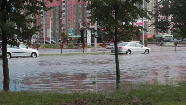 20. Juli 2016 Minsk, Weißrussland Überschwemmung auf einer viel befahrenen Straße in den Straßen der Stadt nach Regen mit Ton. — Stockvideo