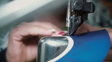 Kadın s yakından görmek birkaç adet katılmak için dikiş makinesi kullanarak giysi fabrikasında çalışan eller. 4k