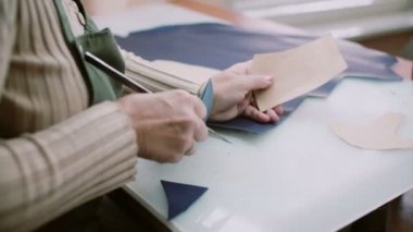 Gelecekteki ayakkabı tıklayarak. Kadın kesme deri küçük bıçak veya skalpel kullanarak şablon tarafından. Masada çalışıyor. 4k