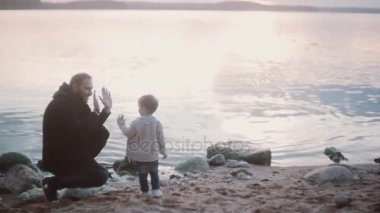 Aile kıyısında. Oğul baba beşe ver, çalışan kızı baba suya yakın ve çok bir beşlik.