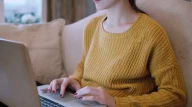 Bilgisayar, Internet'te sörf kullanan kanepede oturan ve dizüstü bilgisayar, çalışma genç kadın.