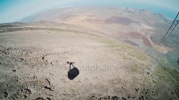 Vista desde una cabaña de teleférico al volcán. La sombra del cable se mueve hacia arriba . — Vídeos de Stock