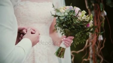 Düğün gününde damat gelin parmağında bir altın yüzük koyar. Yakın çekim alışverişi alyans