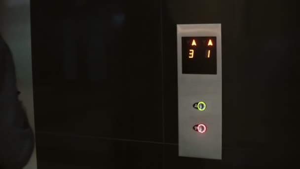 Femme appuyez sur le bouton dans l'ascenseur et attendez. Femme debout au bureau et utilisant un smartphone, appels à quelqu'un . — Video