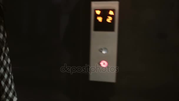 Mujer joven hablando en el teléfono inteligente, entrando en el ascensor y sonriendo. La puerta del ascensor está cerrada. . — Vídeos de Stock