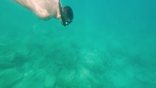 Joven con máscara nadando bajo el agua en el mar. Hombre pasar tiempo activo, estilo de vida saludable. cámara lenta . — Vídeos de Stock