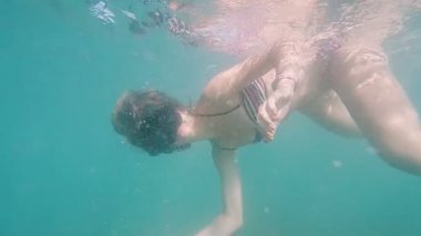 Genç kadın tropikal denizde dalış. Maske ile sualtı Yüzme Bikini kız. ağır çekim.