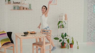Mutlu kadın mutfakta sabah pijama giymiş dans. Esmer kız neşeli ruh gerekenler yalnız eğlenceli. Ağır çekim.