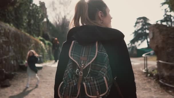 Femme marchant sur la route pavée pavée, ancienne façon Palatino. Fille explorant attraction portant des baskets. Vue rapprochée . — Video