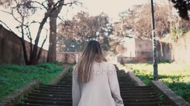 Merdiven çıkma şehir eski sokakta yürürken genç şık kadın. Avrupa'da tatil harcama kız.