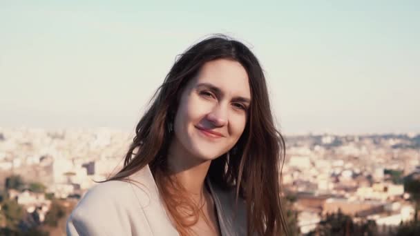 Retrato de una mujer joven y atractiva de pie en la plataforma de observación. Chica disfrutando del día soleado. Roma, Italia en segundo plano . — Vídeo de stock