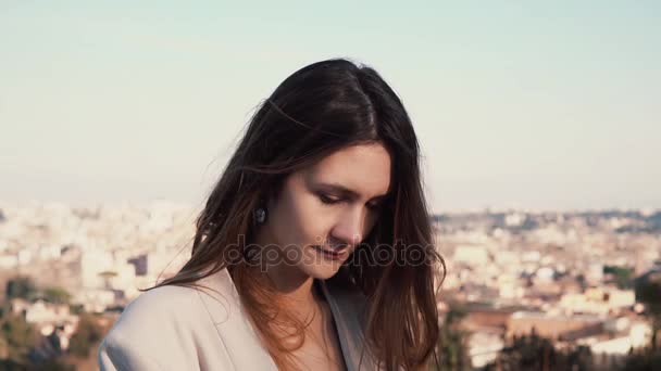Portret młodej kobiety Brunetki w Rzym, Włochy. Szczęśliwa dziewczyna zwiedzania panoramę miasta. Kobieta, patrząc na kamery. — Wideo stockowe