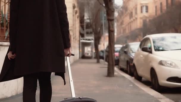 Las mujeres llegan a la nueva ciudad por viaje de negocios. Empresaria con maleta caminando por la acera, explorando la ciudad . — Vídeos de Stock