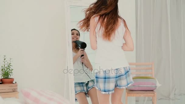 Jeune femme chantant, utilisant sèche-cheveux comme microphone. Fille dansant en pyjama devant le miroir. Mouvement lent . — Video