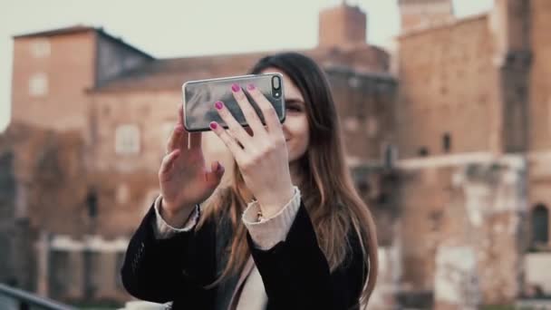 Turista mujer hace la selfie en el fondo del foro romano, utiliza teléfono inteligente. Chica pasar vacaciones en Roma, Italia . — Vídeos de Stock