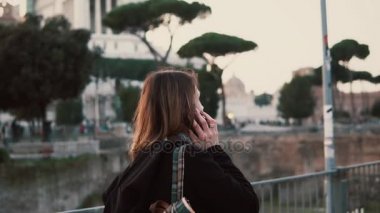 Roma Forumu yürüyüş ve telefonda konuşurken mutlu ve gülümseyen kadın. Kız Roma, İtalya'da bir tatil var.