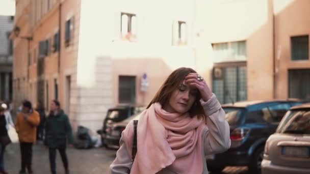 Mujer joven caminando en la soleada calle de la ciudad de primavera en Europa. Elegante chica explorando el casco antiguo solo — Vídeo de stock