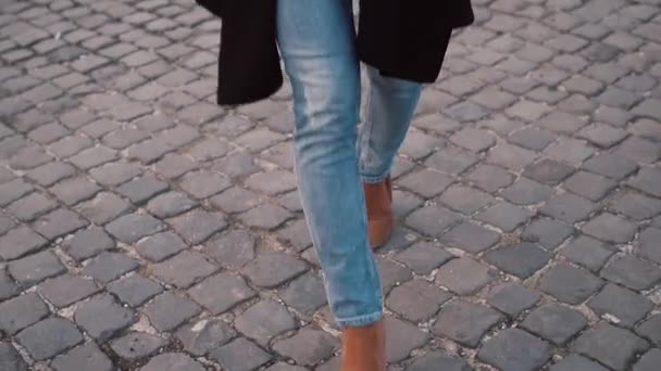 Junge lächelnde Frau, die in der Stadt spazieren geht und ihr Smartphone benutzt. Mädchen surfen im Internet, SMS schreiben mit jemandem. rom, italien. — Stockvideo