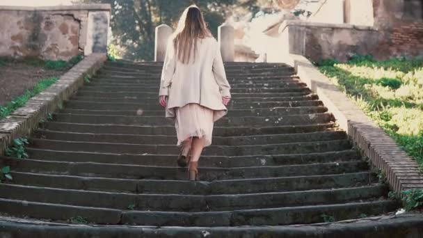 Mulher elegante jovem andando na rua velha da cidade, subindo as escadas. Menina passar férias na Europa . — Vídeo de Stock