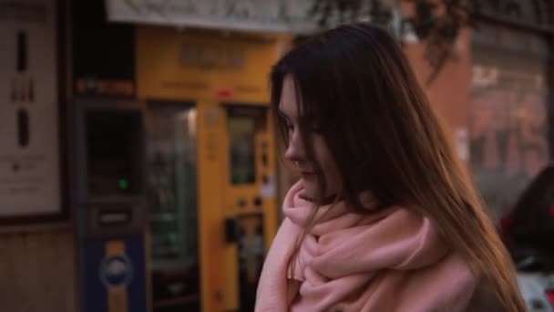 Jeune touriste avec sac à dos marchant dans la rue par temps ensoleillé. Jolie fille passer des vacances en Europe . — Video