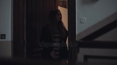 Genç güzel kadın çanta daire bırakır. Gezgin kız Bagaj merdivenle aşağıya gelir.