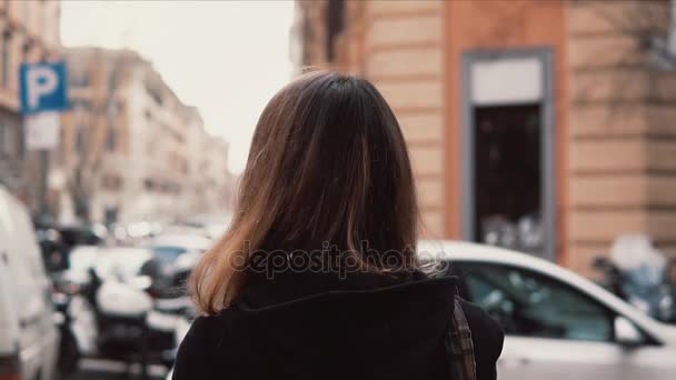 Verward meisje kijkt rond in de binnenstad. Toeristische vrouw met rugzak proberen vinden, new stad te gaan ontdekken. Slow motion. — Stockvideo