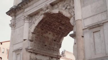 Roma, İtalya, Titus Arch görünümünü yakın çekim. Kadar hareketli kamera.