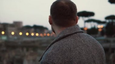 Tekrar Roma İtalya'nın manzaraları dikkate alınarak fotoğraf için yakışıklı turist adam duruyor. Ağır çekim