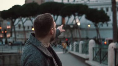 Roma İtalya'nın Roma manzaraları akşamları düşünüyor ve işaret bir yakışıklı turist adam.