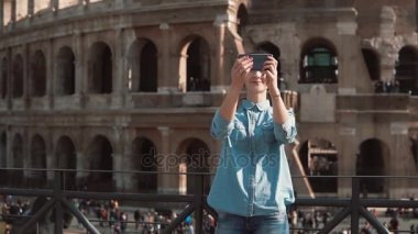 Turist kadın Kolezyum Roma, İtalya arka planı ile smartphone selfie fotoğraf çeker. Ağır çekim.