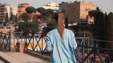 Turist kadın sokakta Colosseum resimlerini Roma, İtalya, alır çalıştırır. Kız fotoğrafları görünüyor. Ağır çekim.